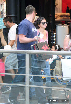 normal_usn-candids-8feb-2012-2 - Shopping in Paseo Alcorta Buenos Aires - February 8
