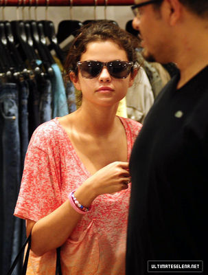 normal_usn-candids-8feb-2012-2_28629 - Shopping in Paseo Alcorta Buenos Aires - February 8