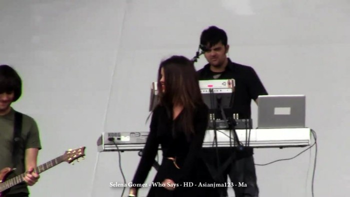 Selena Gomez performs _Who Says_ Live! - HD - South Coast Plaza - Microsoft Store 006