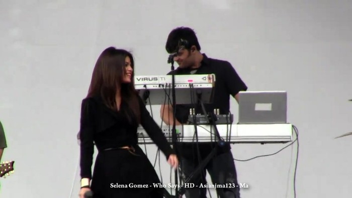 Selena Gomez performs _Who Says_ Live! - HD - South Coast Plaza - Microsoft Store 016 - Selena Gomez performs Who Says Live at South Coast Plaza - Microsoft Store