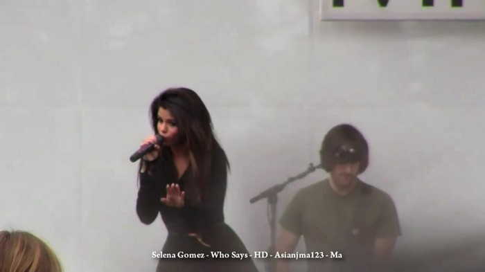 Selena Gomez performs _Who Says_ Live! - HD - South Coast Plaza - Microsoft Store 029