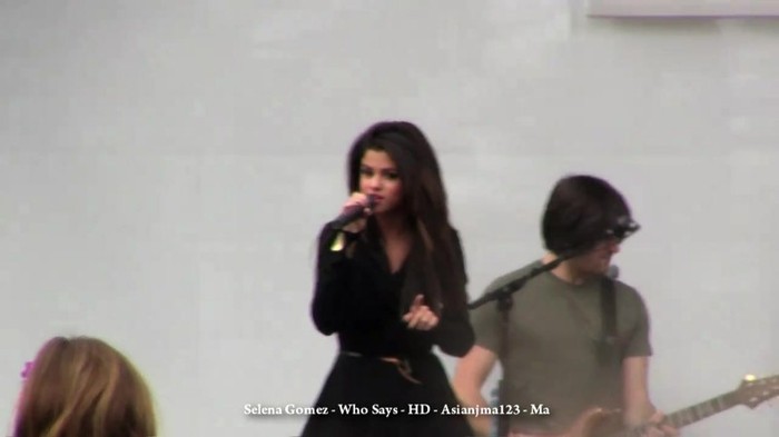 Selena Gomez performs _Who Says_ Live! - HD - South Coast Plaza - Microsoft Store 033