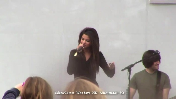 Selena Gomez performs _Who Says_ Live! - HD - South Coast Plaza - Microsoft Store 045
