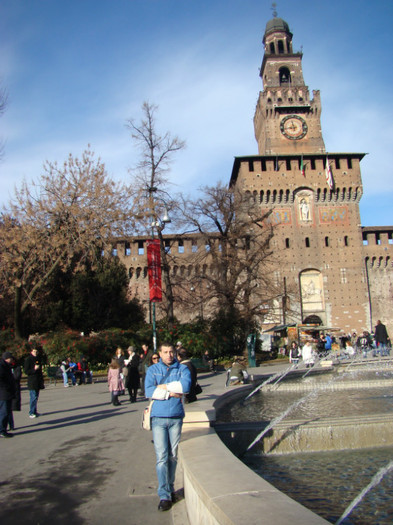 Castelul Sforenzzo - E -MILANO-ITALIA -REVELION 2011-2012