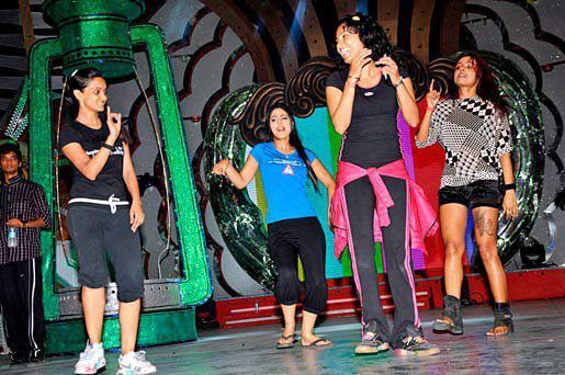 296830_219591921436355_200307900031424_644850_1707913061_n - Hina Khan