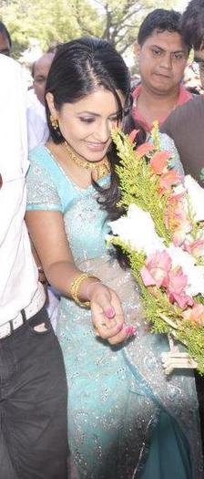429273_287170744678472_200307900031424_828061_120818431_n - Hina Khan