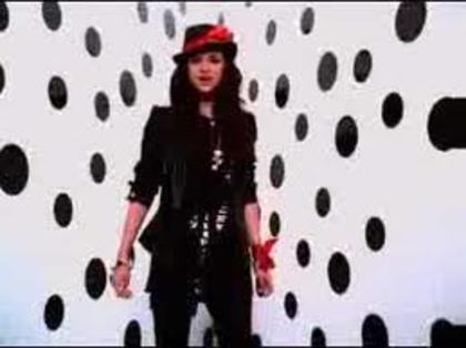 images (10) - Selena Gomez - Cruela de vil