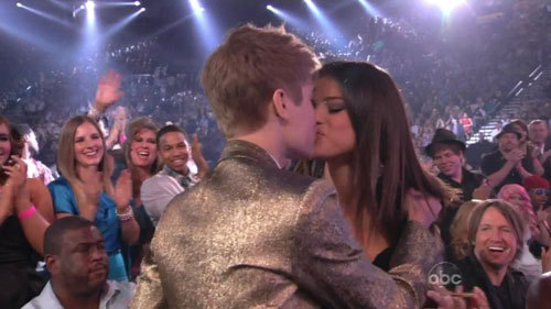 A: Te iubesc:X:X:X:X !!! D: Si eu :X:X:X:X:X kiss