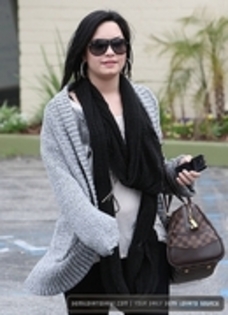 34820179_WMGQGKVEY - Demitzu - APRIL 6TH - Heading to a meeting in Studio City CA