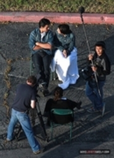 29096556_JVAAZJTIO - Demitzu - 10 04 2010 - Shooting a video on the outskirts of Los Angeles