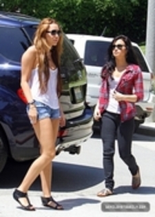 29041276_PGKUMNINY - Demitzu - 25 04 2010 - Out in Toluca Lake with Miley