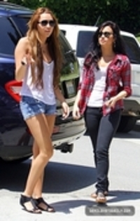 29041281_DKRELYLKM - Demitzu - 25 04 2010 - Out in Toluca Lake with Miley