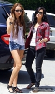 29041286_SLENJDFKZ - Demitzu - 25 04 2010 - Out in Toluca Lake with Miley