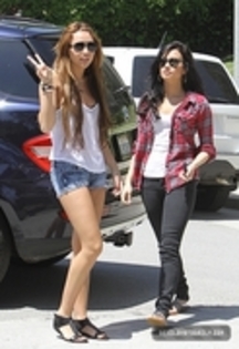 29041312_ISYCSTHGH - Demitzu - 25 04 2010 - Out in Toluca Lake with Miley