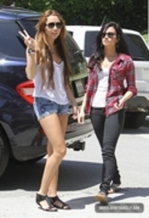 29041319_XYIWTOFPR - Demitzu - 25 04 2010 - Out in Toluca Lake with Miley