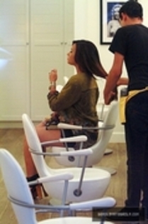 43706773_BRKAMUHIB - Demitzu - AUGUST 2ND - Getting her hair done at a salon in Los Angeles CA