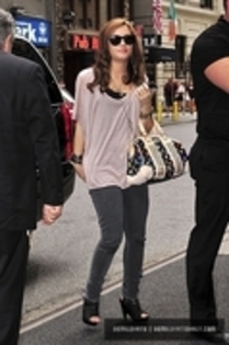 28788179_CXEPAGDRZ - Demitzu - AUGUST 18TH - Arriving back at her Hotel in New York City