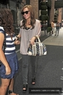 28788183_HBEQEBVTB - Demitzu - AUGUST 18TH - Arriving back at her Hotel in New York City