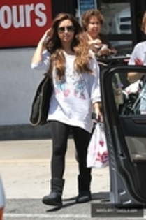 45259638_XHVLFSSIC - Demitzu - AUGUST 20TH - Stops by a CVS pharmacy in Los Angeles CA