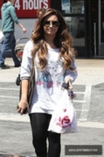 45259642_NVSSPCLBT - Demitzu - AUGUST 20TH - Stops by a CVS pharmacy in Los Angeles CA