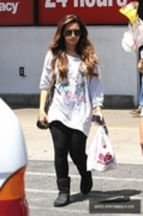 45259644_GXBTZLHPO - Demitzu - AUGUST 20TH - Stops by a CVS pharmacy in Los Angeles CA