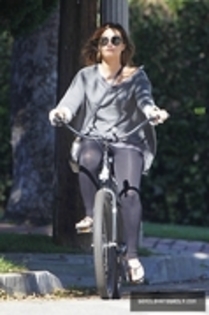 45865656_LDNZSILWR - Demitzu - AUGUST 25TH - Rides her bike to Mels Diner in Los Angeles CA