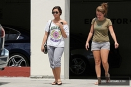 45865676_TYTDCANGL - Demitzu - AUGUST 26TH - Walks back to her car after visiting her doctor in Burbank CA