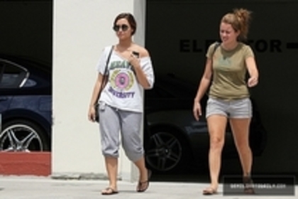 45865679_JKESEDMHF - Demitzu - AUGUST 26TH - Walks back to her car after visiting her doctor in Burbank CA