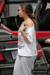 45865685_YYDCDYAMC - Demitzu - AUGUST 26TH - Walks back to her car after visiting her doctor in Burbank CA