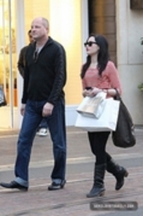 29234241_YJQIFJZYJ - Demitzu - FEBRUARY 1ST - Goes shopping at The Grove Shopping Center