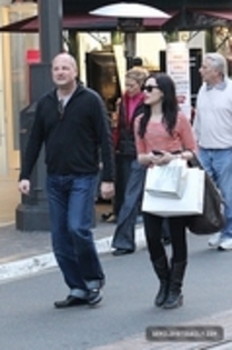 29234249_UKSWICNRH - Demitzu - FEBRUARY 1ST - Goes shopping at The Grove Shopping Center