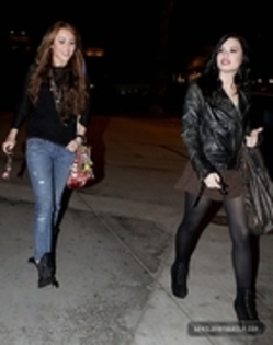 29233876_JEDVEKCNL - Demitzu - FEBRUARY 2ND - Has dinner at Jerrys Deli in Studio City with Miley and Liam