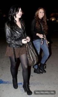 29233881_GLCESSYOX - Demitzu - FEBRUARY 2ND - Has dinner at Jerrys Deli in Studio City with Miley and Liam