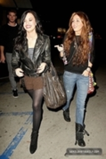 29233884_ETZXUFJUV - Demitzu - FEBRUARY 2ND - Has dinner at Jerrys Deli in Studio City with Miley and Liam