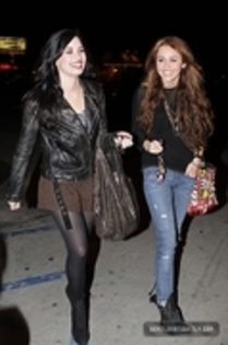 29233889_NBPAKUDFY - Demitzu - FEBRUARY 2ND - Has dinner at Jerrys Deli in Studio City with Miley and Liam