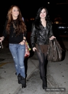 29233895_OIMAOXCSQ - Demitzu - FEBRUARY 2ND - Has dinner at Jerrys Deli in Studio City with Miley and Liam