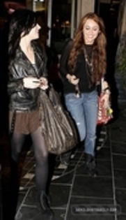 29233902_XDNTQPIRZ - Demitzu - FEBRUARY 2ND - Has dinner at Jerrys Deli in Studio City with Miley and Liam