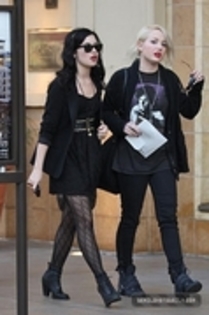 29233510_XPJXDUKTU - Demitzu - FEBRUARY 16TH - Shopping in Hollywood with a friend