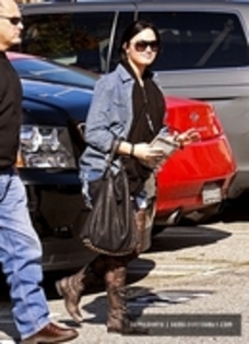 30714186_ZEEDRFFOC - Demitzu - JANUARY 31ST - Heads to a treatment center in Santa Monica CA