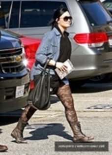 30714214_RWXDADKHY - Demitzu - JANUARY 31ST - Heads to a treatment center in Santa Monica CA