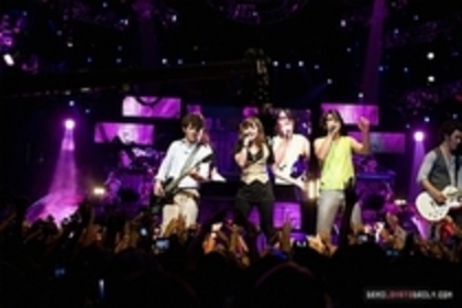 28867462_FJRGZFKLJ - Demitzu - Jonas Brothers 3D Concert Movie 2009 Stills