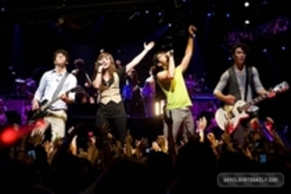 28867468_GRVXEMNHX - Demitzu - Jonas Brothers 3D Concert Movie 2009 Stills