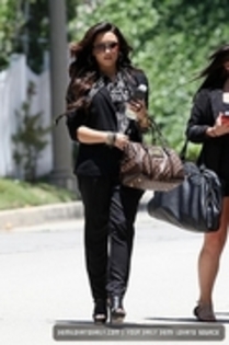 39092610_VGEIDTRJA - Demitzu - JUNE 14TH - Leaves her home in Los Angeles CA