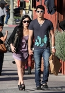 29104490_PKRAZMFDR - Demitzu - MARCH 14TH - Shopping in Los Feliz and then meet up with friends at a park