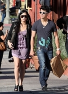 29104497_VMGJNNZGZ - Demitzu - MARCH 14TH - Shopping in Los Feliz and then meet up with friends at a park