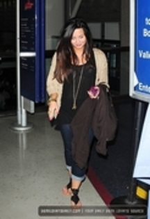 36793536_QOKEAXTMT - Demitzu - MAY 8TH - Arrives into LAX Airport