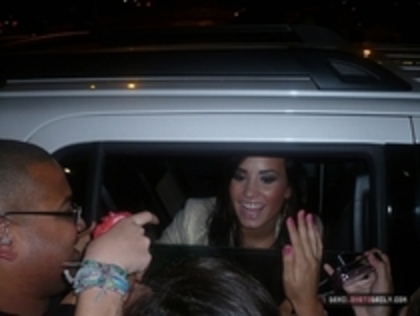 28833569_TVZYOWJVO - Demitzu - MAY 25TH - Leaving Hotel in Colombia