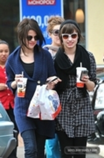 35977706_JIBYXFYPK - Demitzu - NOVEMBER 1ST - Leaving McDonalds with Selena and Dallas
