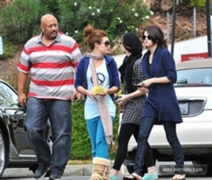 35977712_MUDFBEBOR - Demitzu - NOVEMBER 1ST - Leaving McDonalds with Selena and Dallas