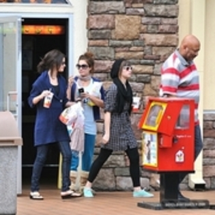 35977714_VPBAFVVGG - Demitzu - NOVEMBER 1ST - Leaving McDonalds with Selena and Dallas